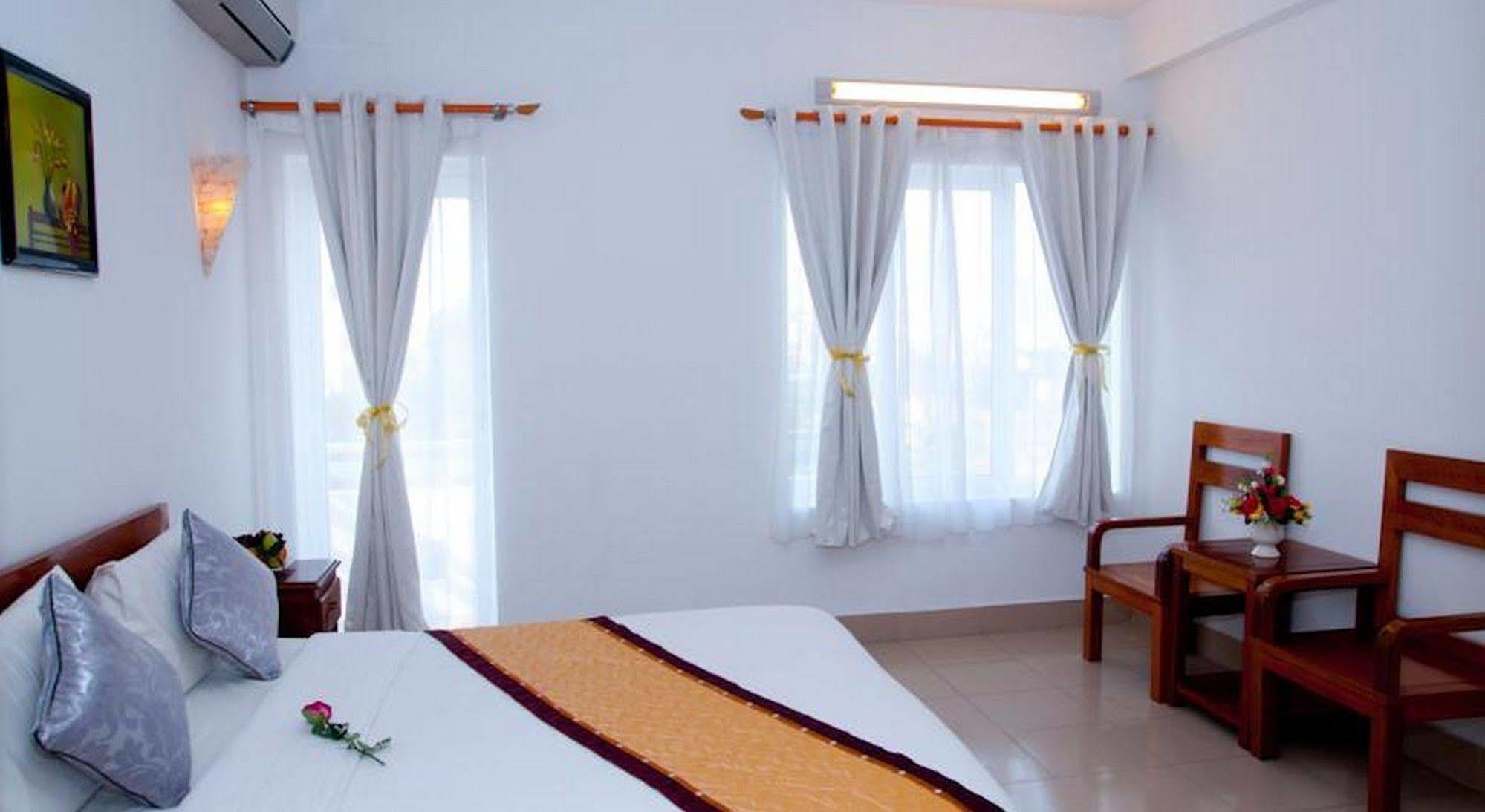 Golden Lotus Hotel Hue Exterior photo